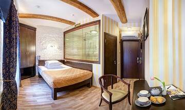 Небольшой одноместный номер с видом во внутренний дворик в Гостинице Росси