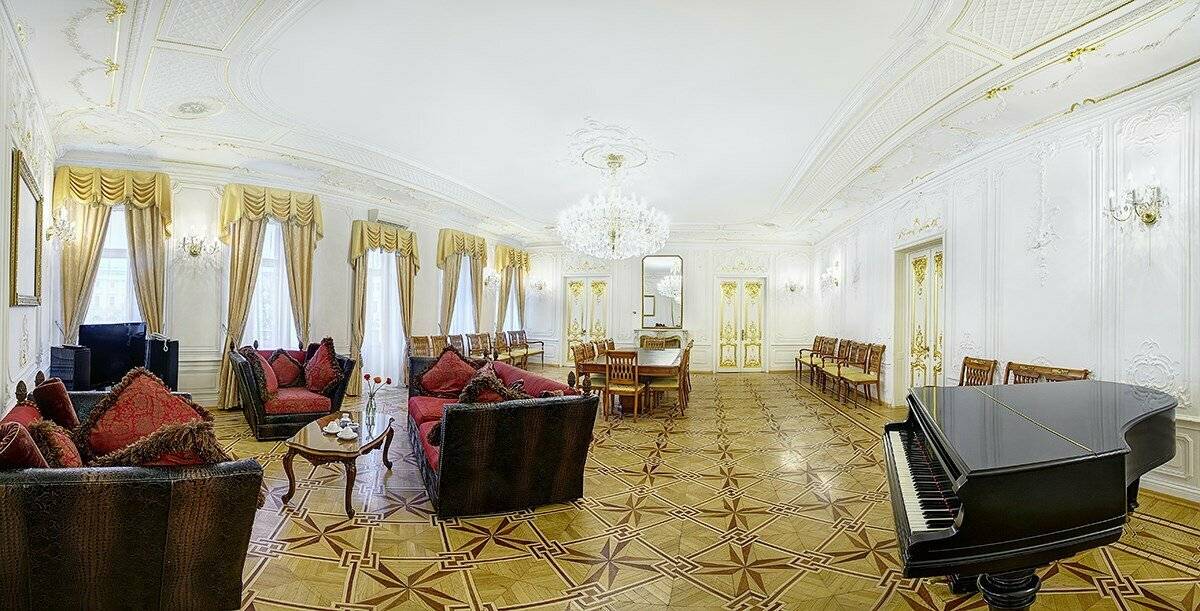 Двухкомнатный гранд-люкс (зал - вид на площадь, спальня - во внутренний дворик)